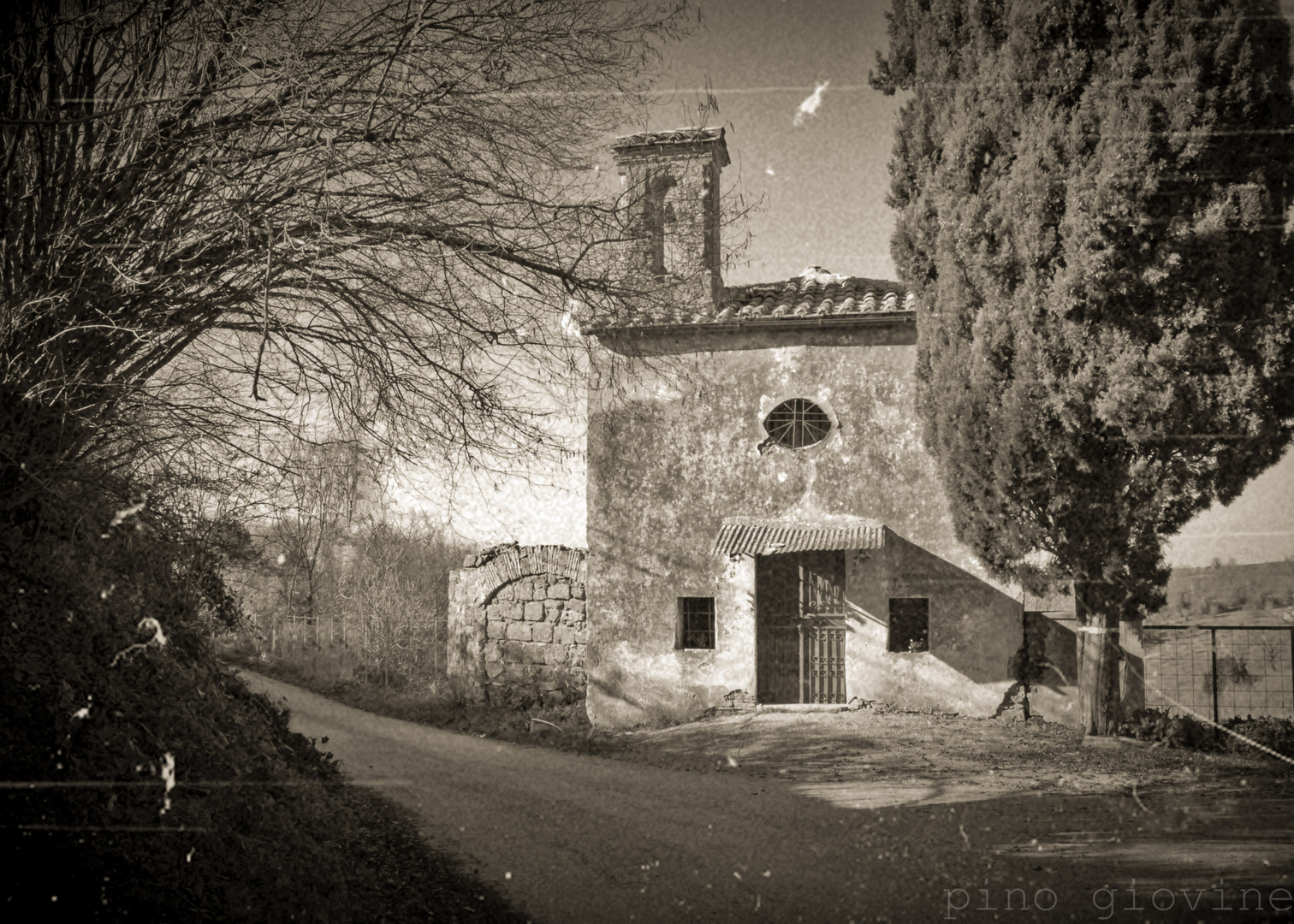 La petite eglise sous le cyprès.