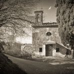 La petite eglise sous le cyprès.