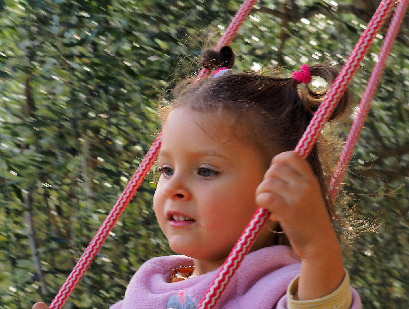 La petite fille à la balançoire…