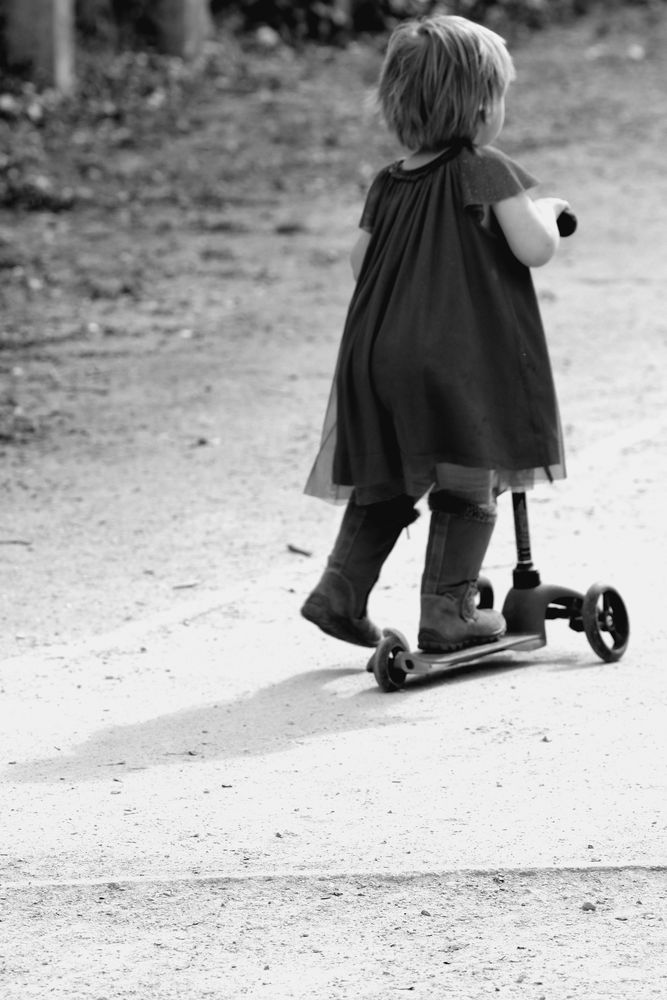 la petite fille a la patinette 