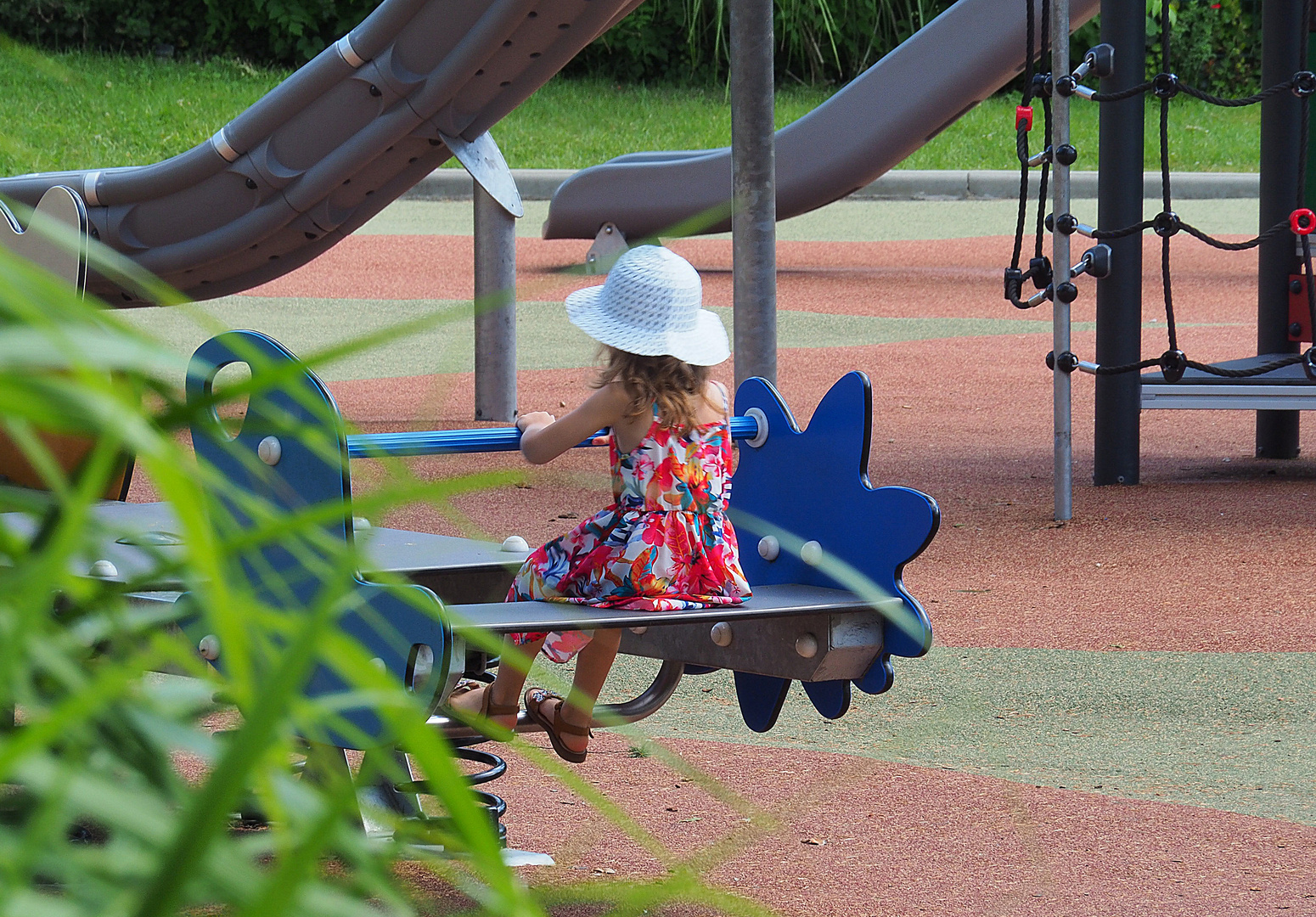 La petite fille au chapeau blanc