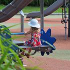 La petite fille au chapeau blanc