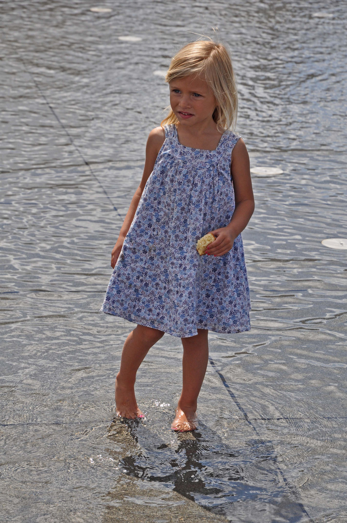 la petite fille au miroir d'eau (bordeax, fête du vin 2018)