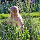 La petite fille dans l'herbe