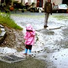 la petite fille et la petite flaque