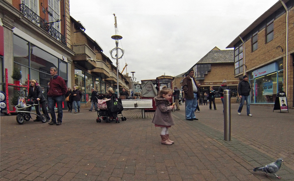 La petite fille et le pigeon  --  Fitzroy Street, Cambridge  --  Das kleine Mädchen und die Taube