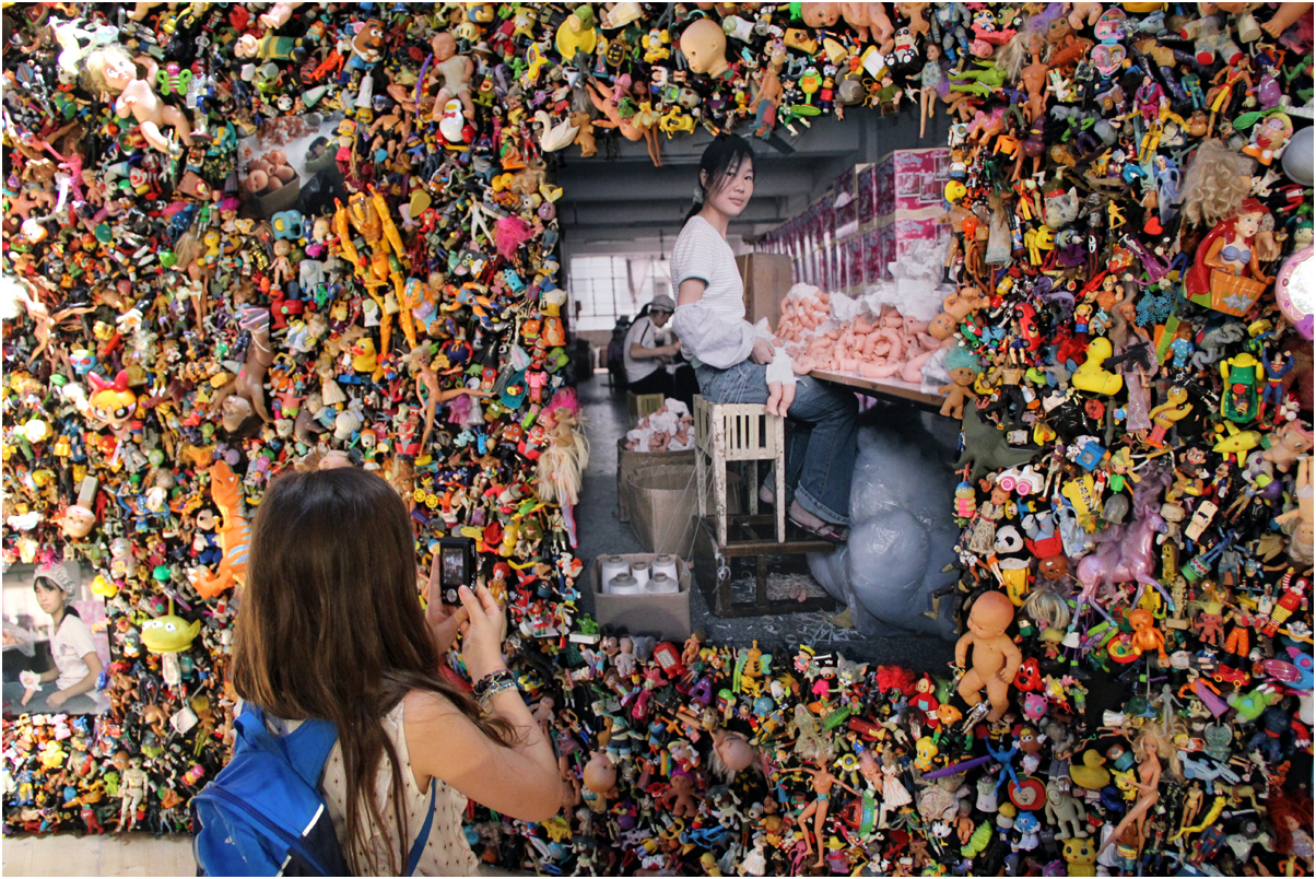 la petite fille et les jouets