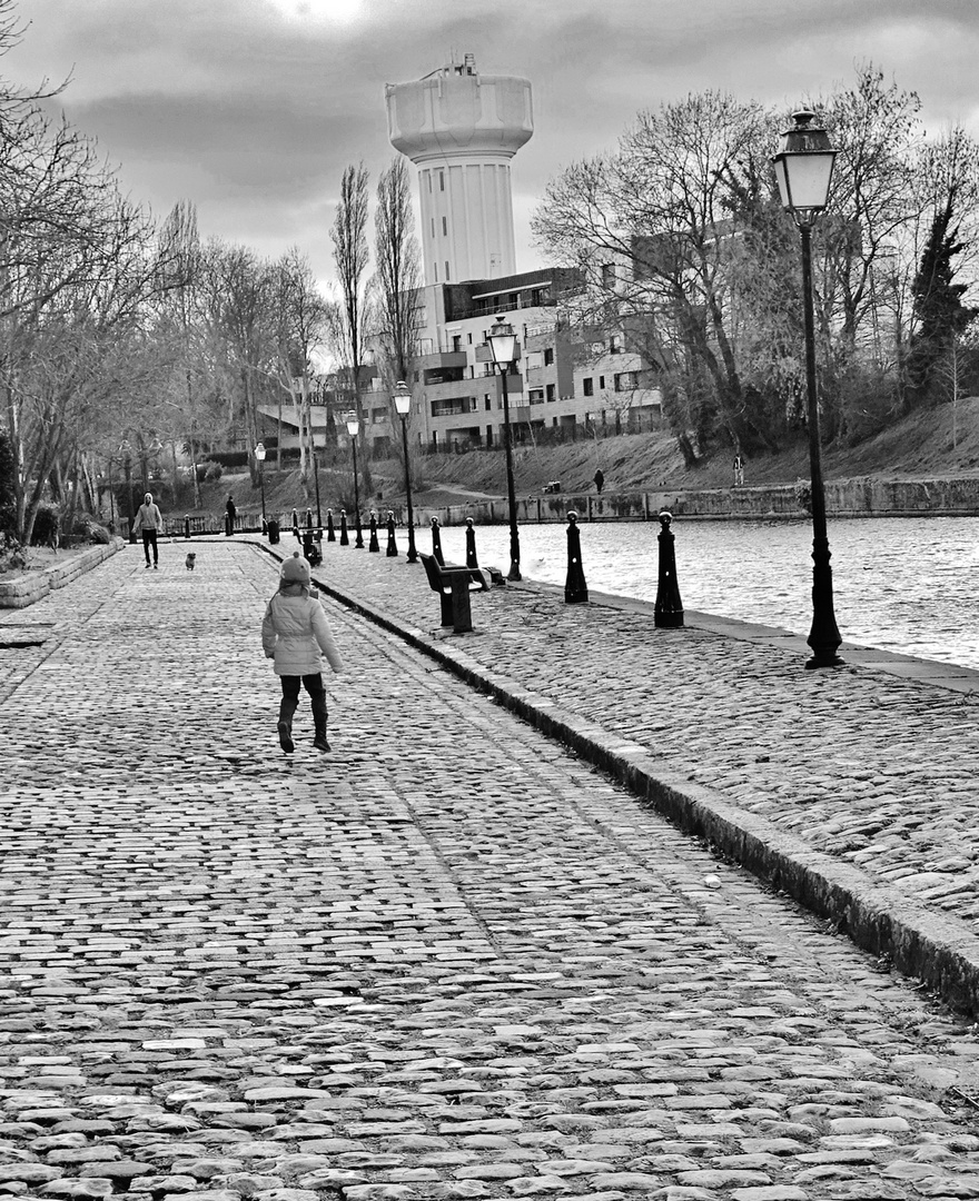 La petite fille sur le quai