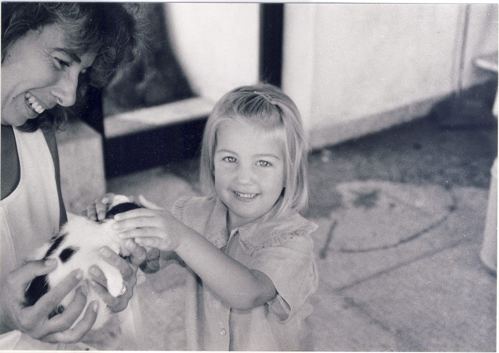 la petite, la maman et le chat