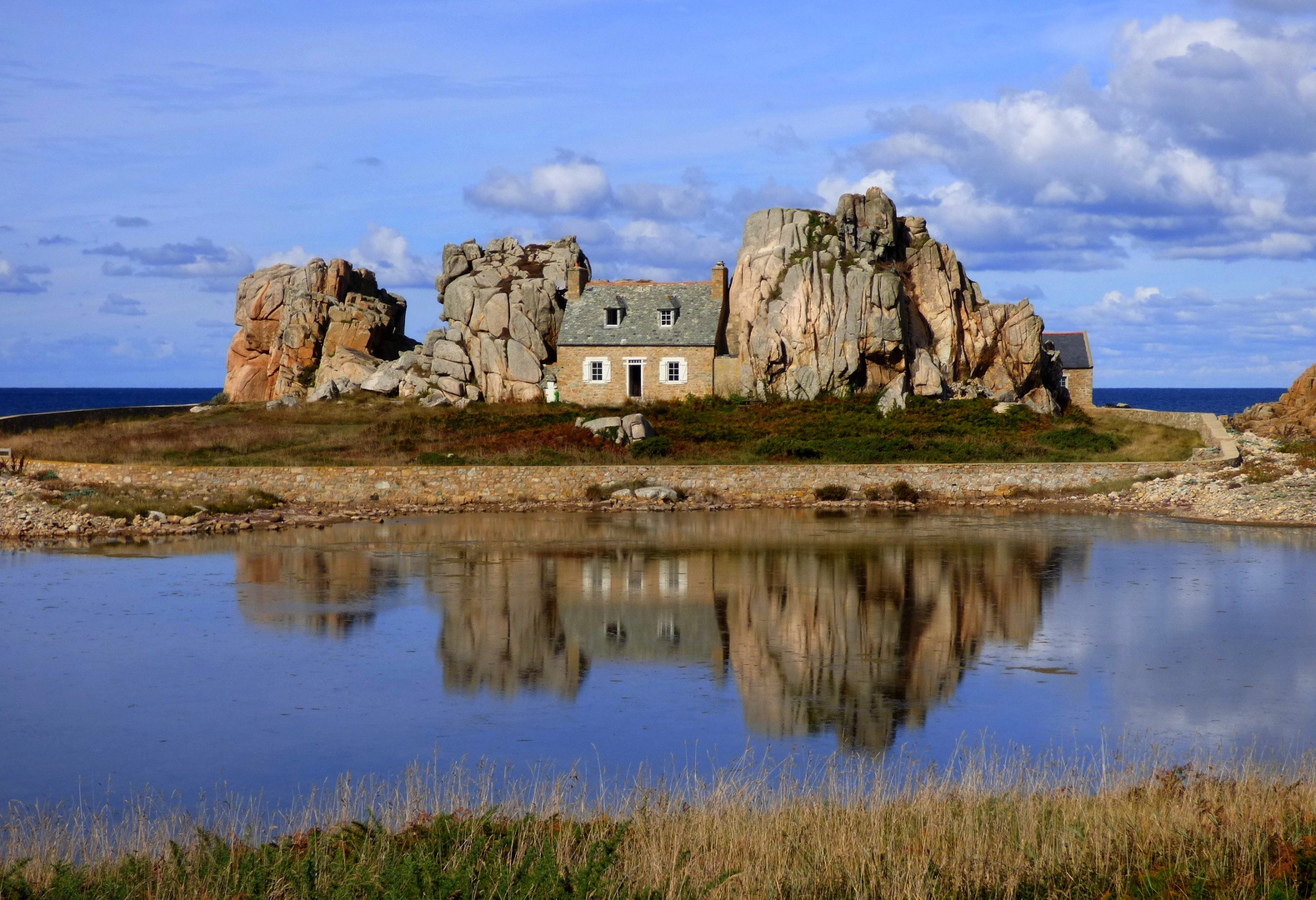 La petite maison dans les rochers