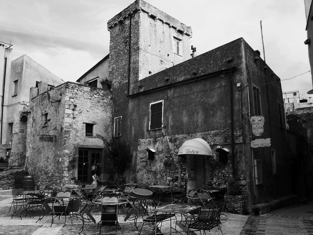 la piazza dell'antico borgo