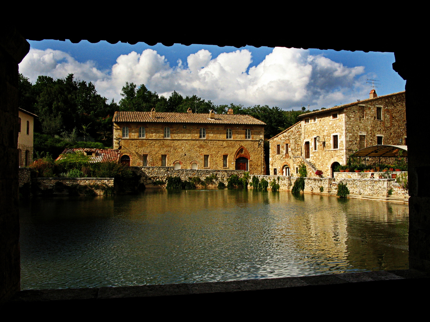 La piazza di Bagno Vignoni