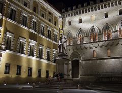 La Piazza illuminata