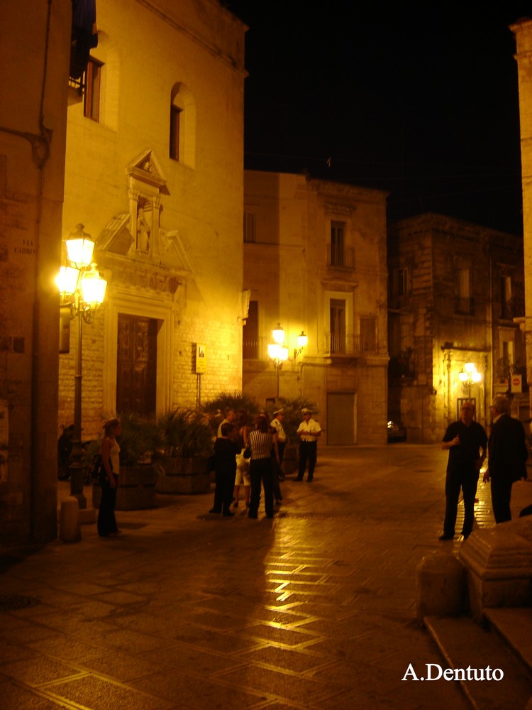 La piazzetta della chiesa.