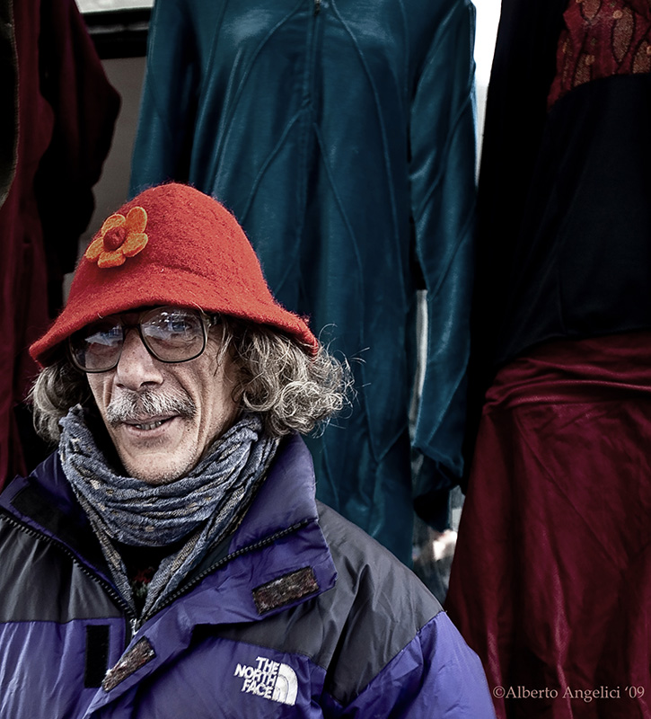 LA PIAZZOLA: L'UOMO DEI COLORI / PIAZZOLA MARKET: THE  MAN OF COLOURS