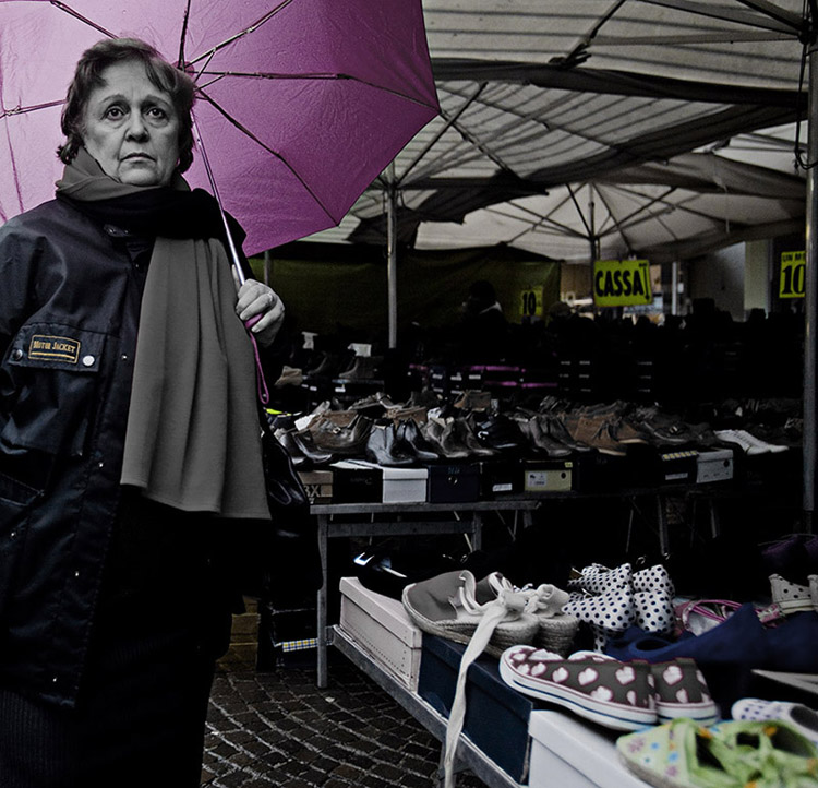 LA PIAZZOLA: SIGNORA CON OMBRELLO VIOLA / THE PIAZZOLA MARKET: A WOMAN WITH A PURPLE UMBRELLA