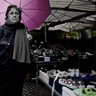 LA PIAZZOLA: SIGNORA CON OMBRELLO VIOLA / THE PIAZZOLA MARKET: A WOMAN WITH A PURPLE UMBRELLA