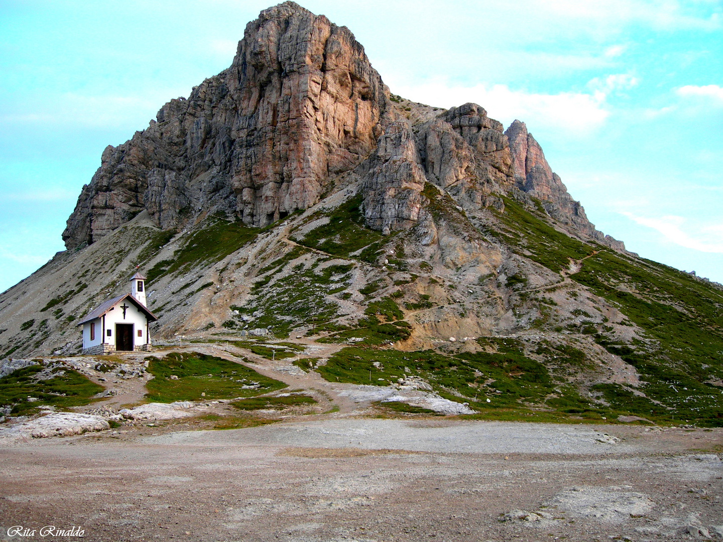 la piccola Chiesetta Maria Ausiliatrice!!!davanti alle tre cime di Lavaredo!!!