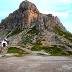 la piccola Chiesetta Maria Ausiliatrice!!!davanti alle tre cime di Lavaredo!!!