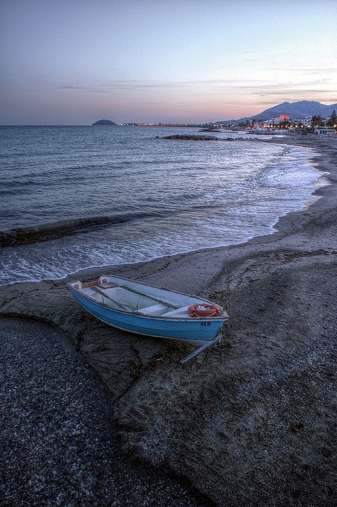 La piccola sulla spiaggia