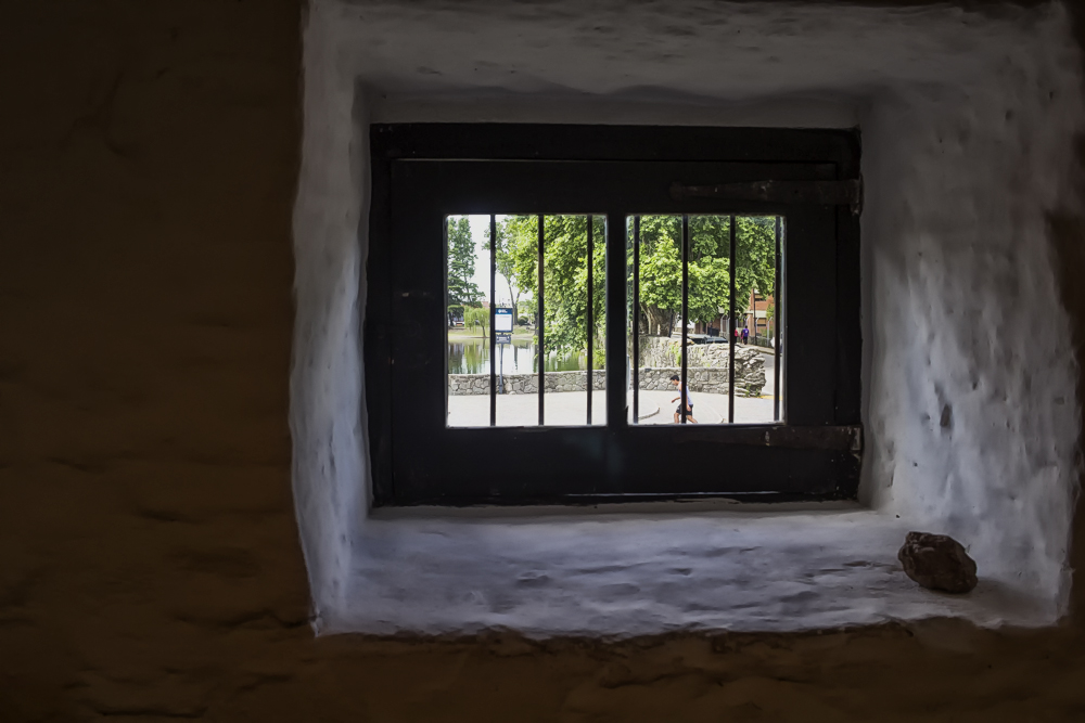 La piedra en la ventana