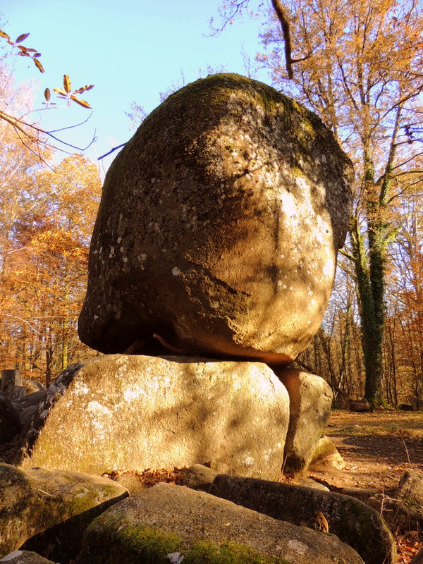 La pierre branlante de Boscartus " les Monts de Blond"