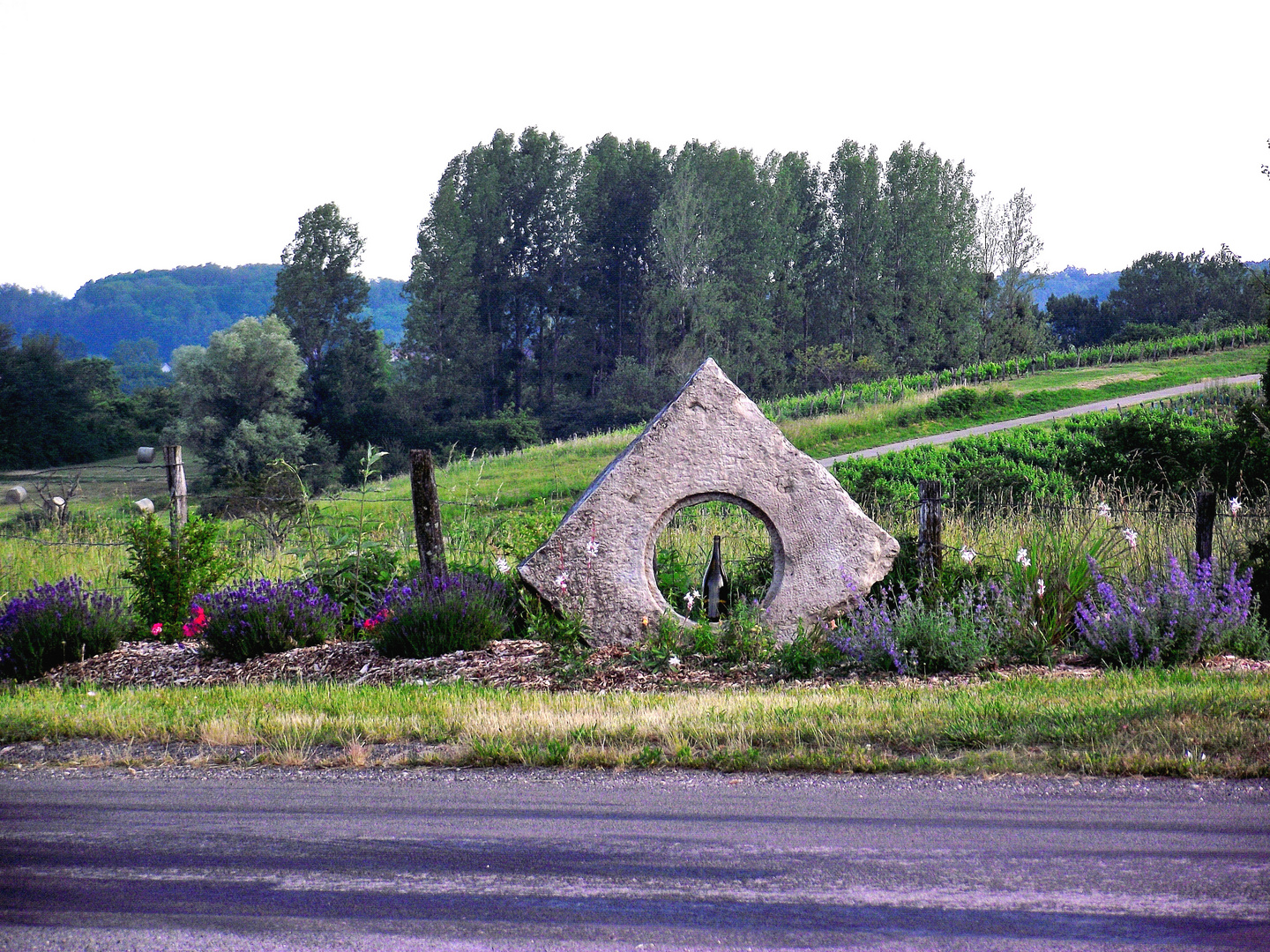 LA PIERRE PERCEE ET LA BOUTEILLE