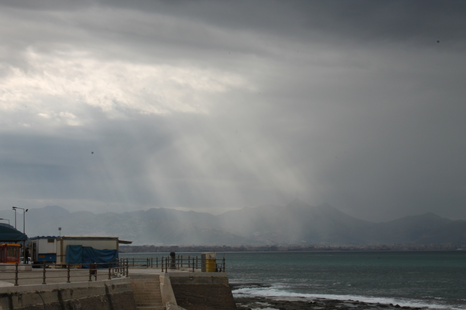 La pioggia in lontananza.