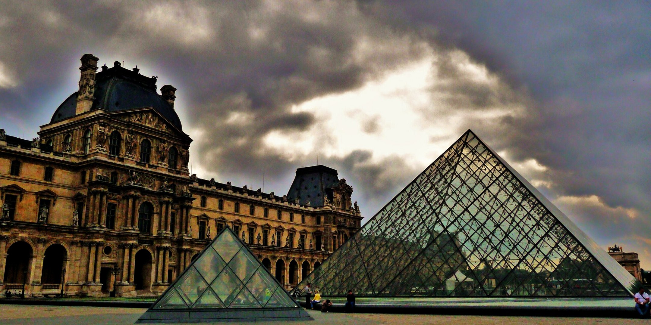 La piramide del Louvre