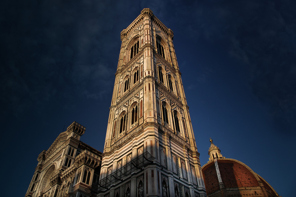 La piramide sacra nel blu