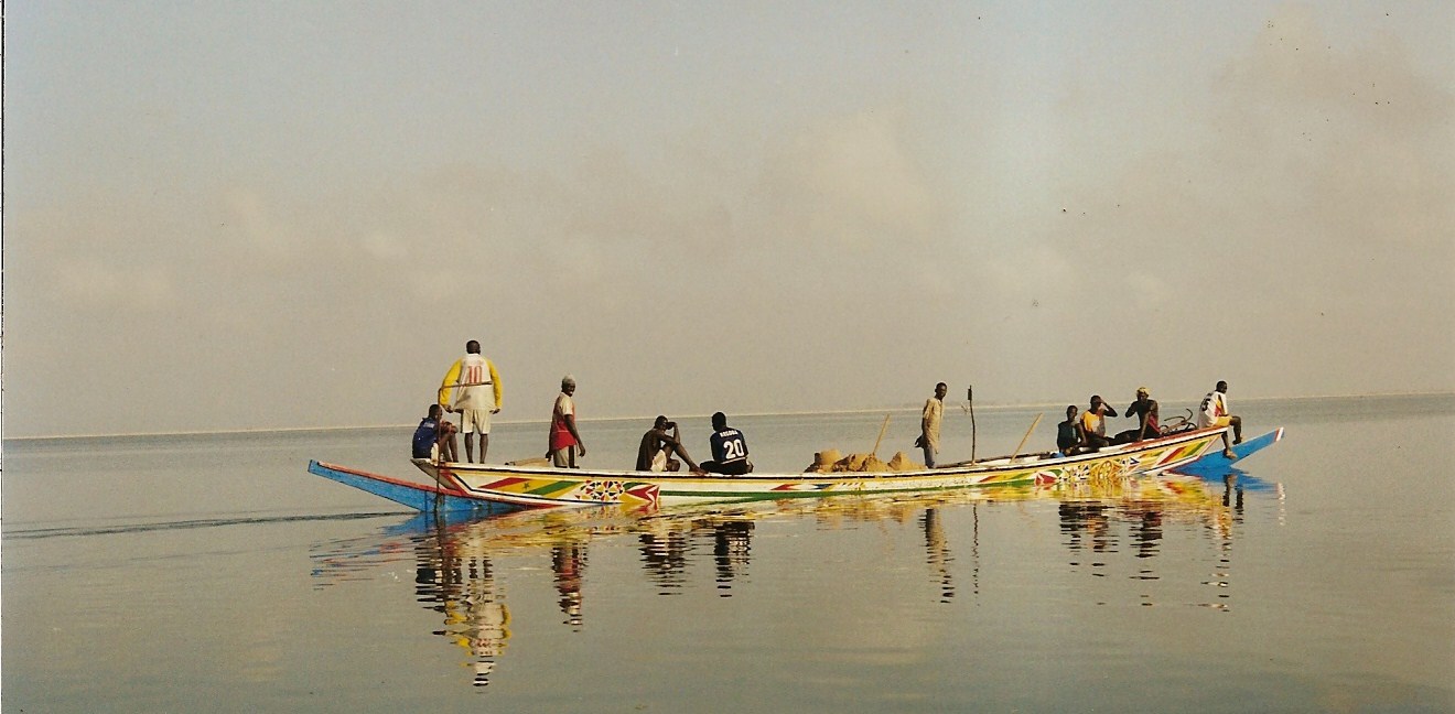 La pirogue au travail