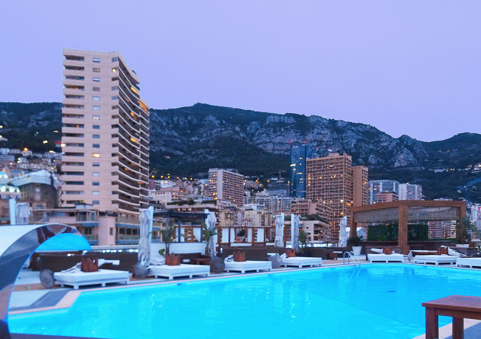 La piscine de l’Hôtel Fairmont en hiver à l’heure bleue