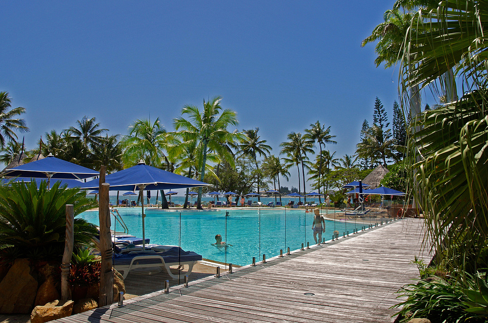 La piscine de l’Hôtel Méridien à Nouméa -- Der Pool des Meridien Hotels in Nouméa
