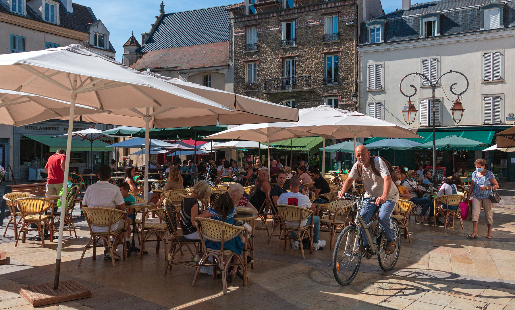 La place de la fontaine à l'heure de l'apéro .