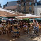 La place de la fontaine à l'heure de l'apéro .