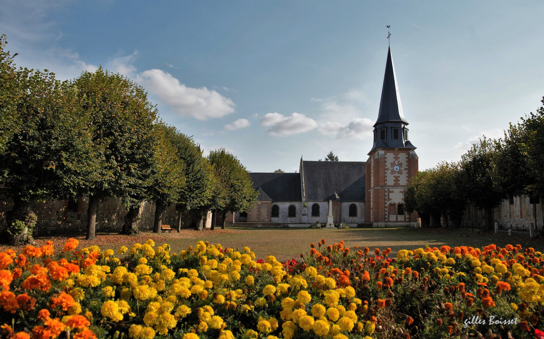 la place de l'église à Acquigny