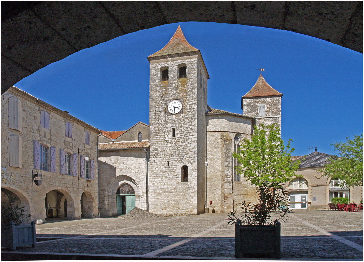 La place des Cornières et l’Eglise Saint-Barthélemy de Lauzerte  --  Tarn-et-Garonne