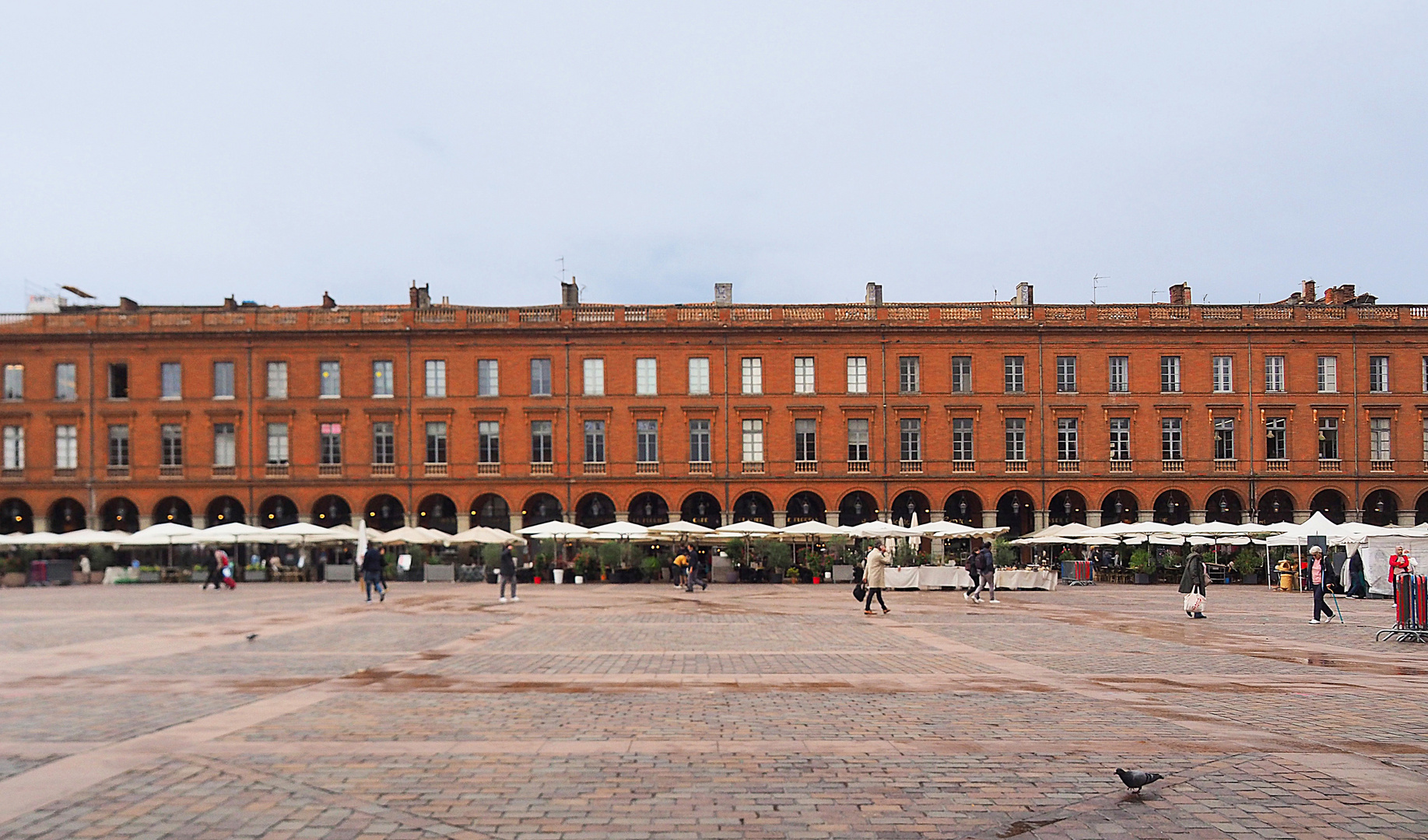 La place du Capitole, côté ouest  -  Toulouse