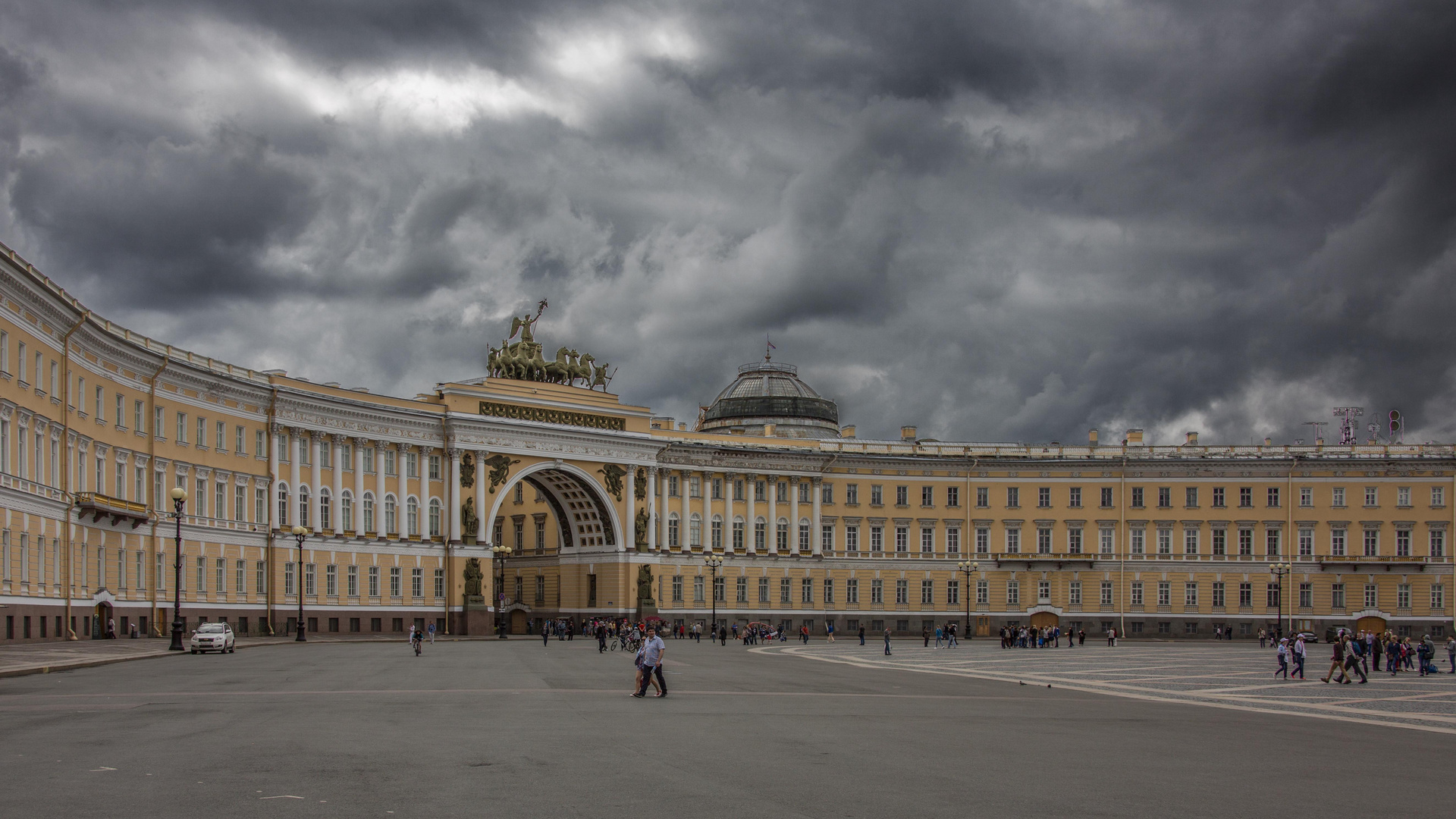 La Place du Palais et l'Arc de Triomphe, Saint-Petersbourg.