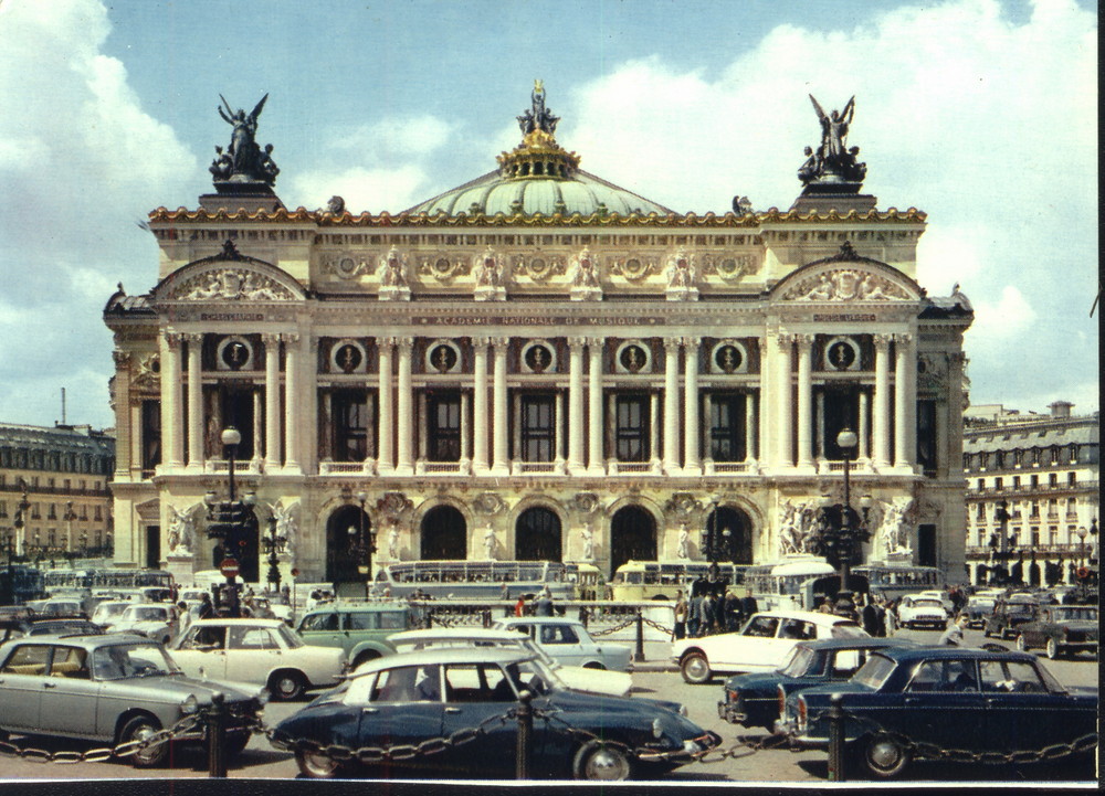 La place et le theatre Paris