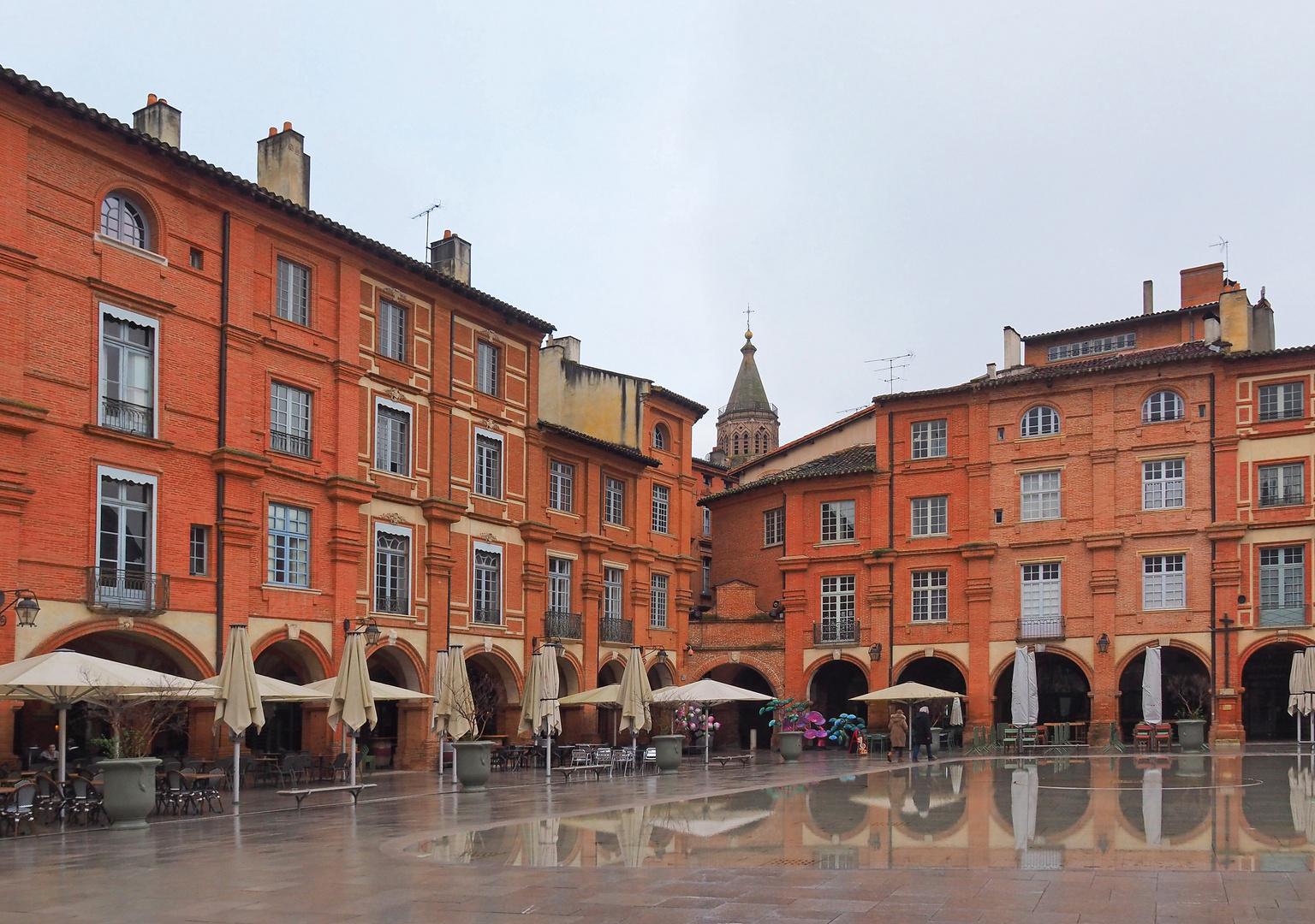 La Place Nationale avec le clocher de l‘Eglise Saint-Jacques