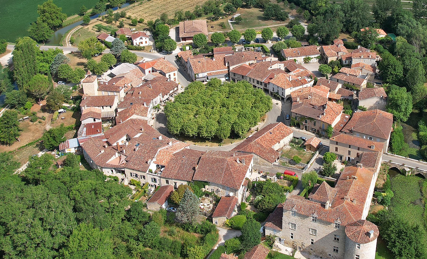 La Place ronde Armand Fallières à Fourcès - Gers