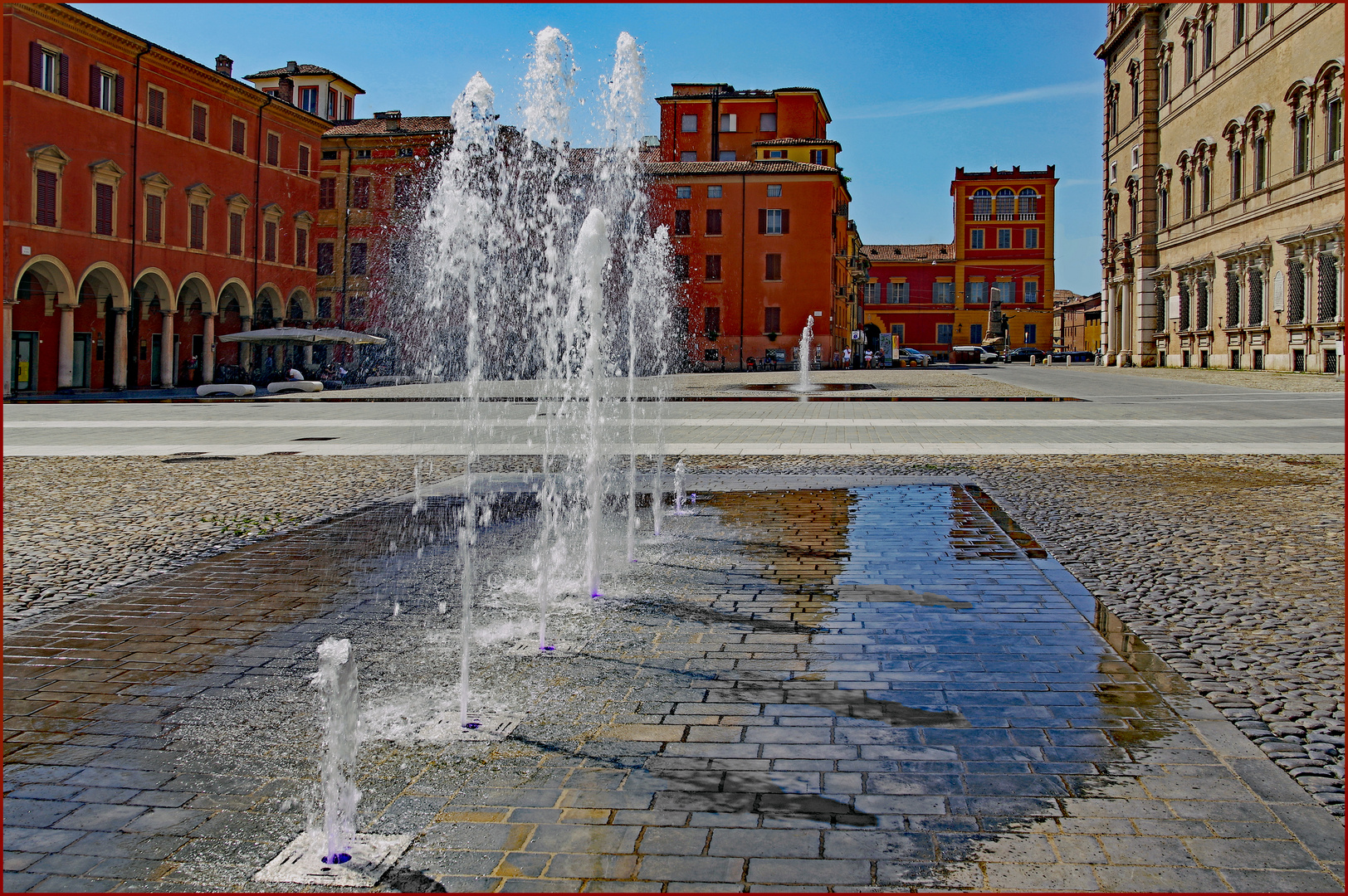 la place...(aux maisons  de couleur ) ROUGE