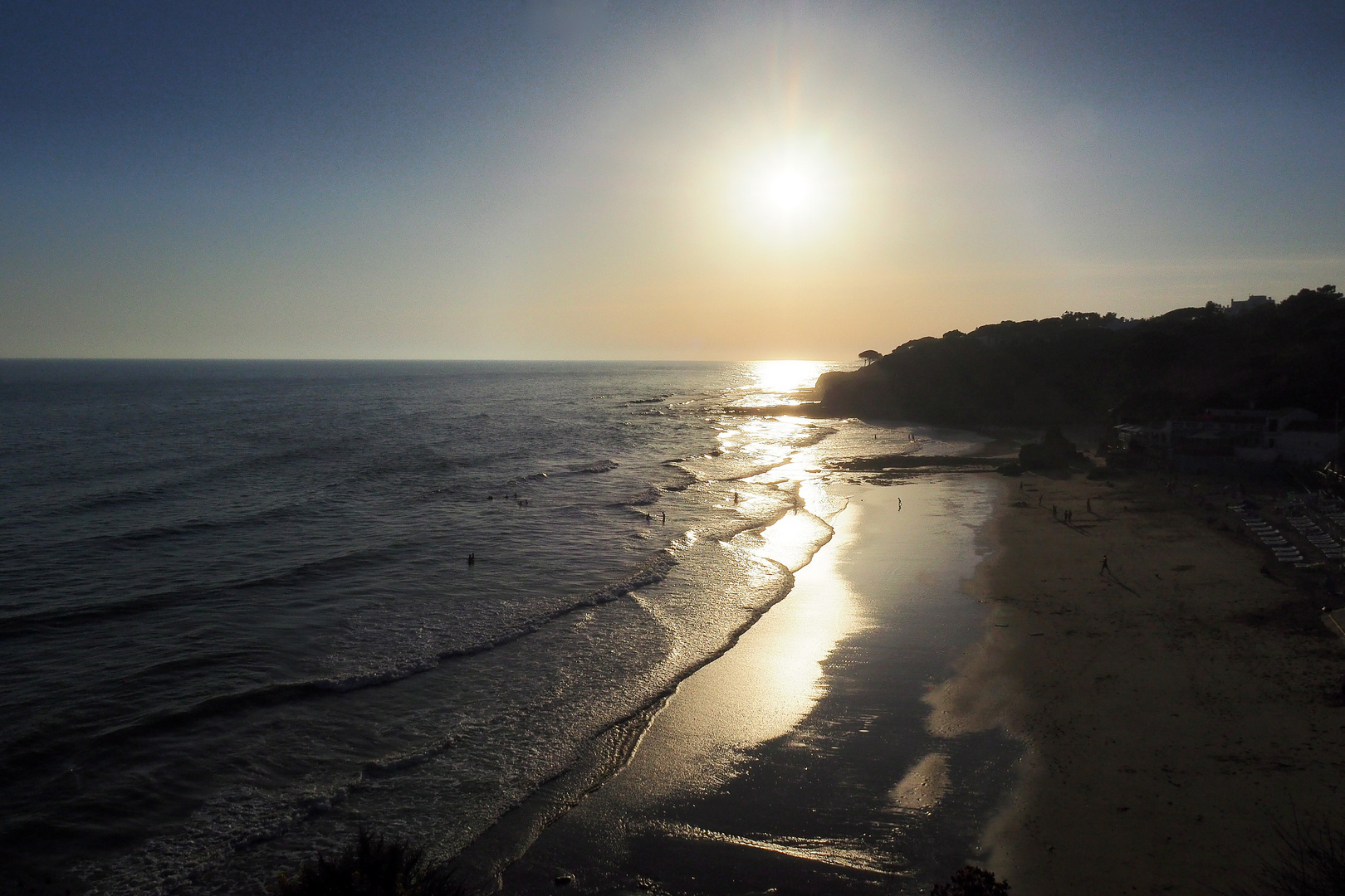 La Plage de Olhos de Agua en contre-jour