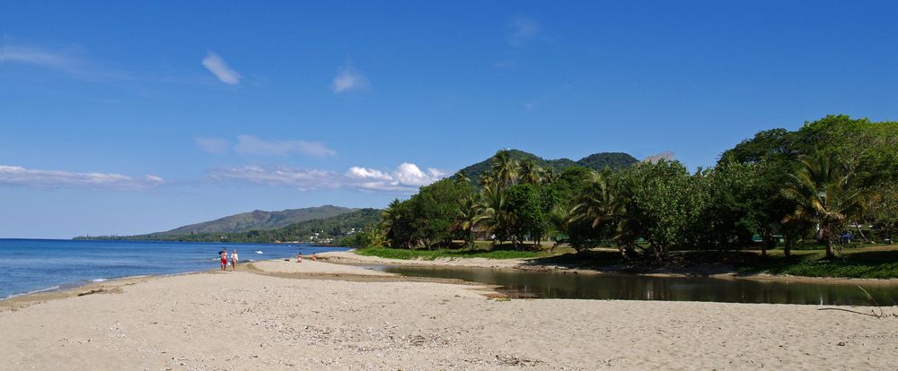 La plage de Poindimié devant l’Hôtel Tiéti (Côte Est)