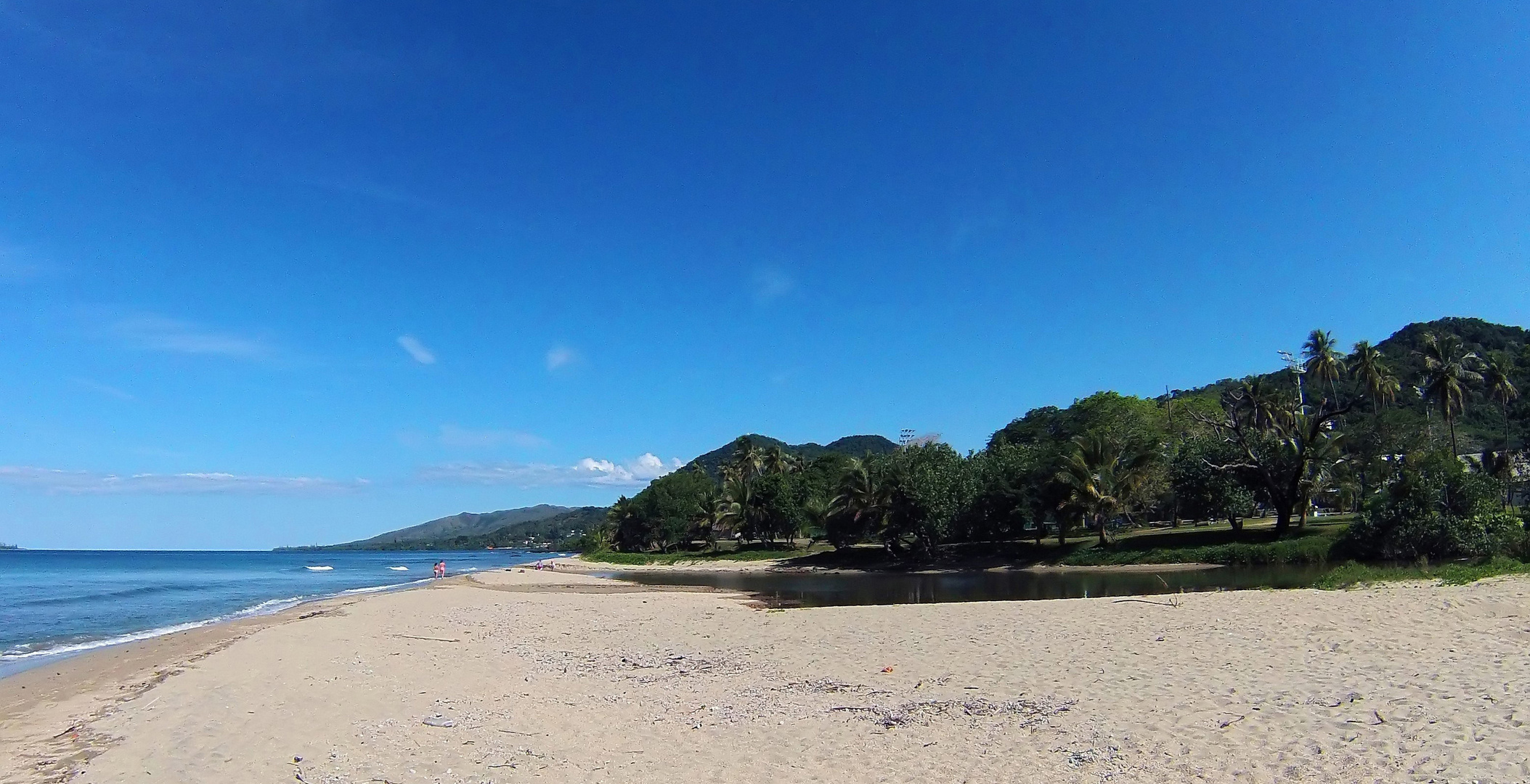 La plage de Poindimié devant l’hôtel Tieti - Der Strand von Poindimié vor dem Hotel Tieti.