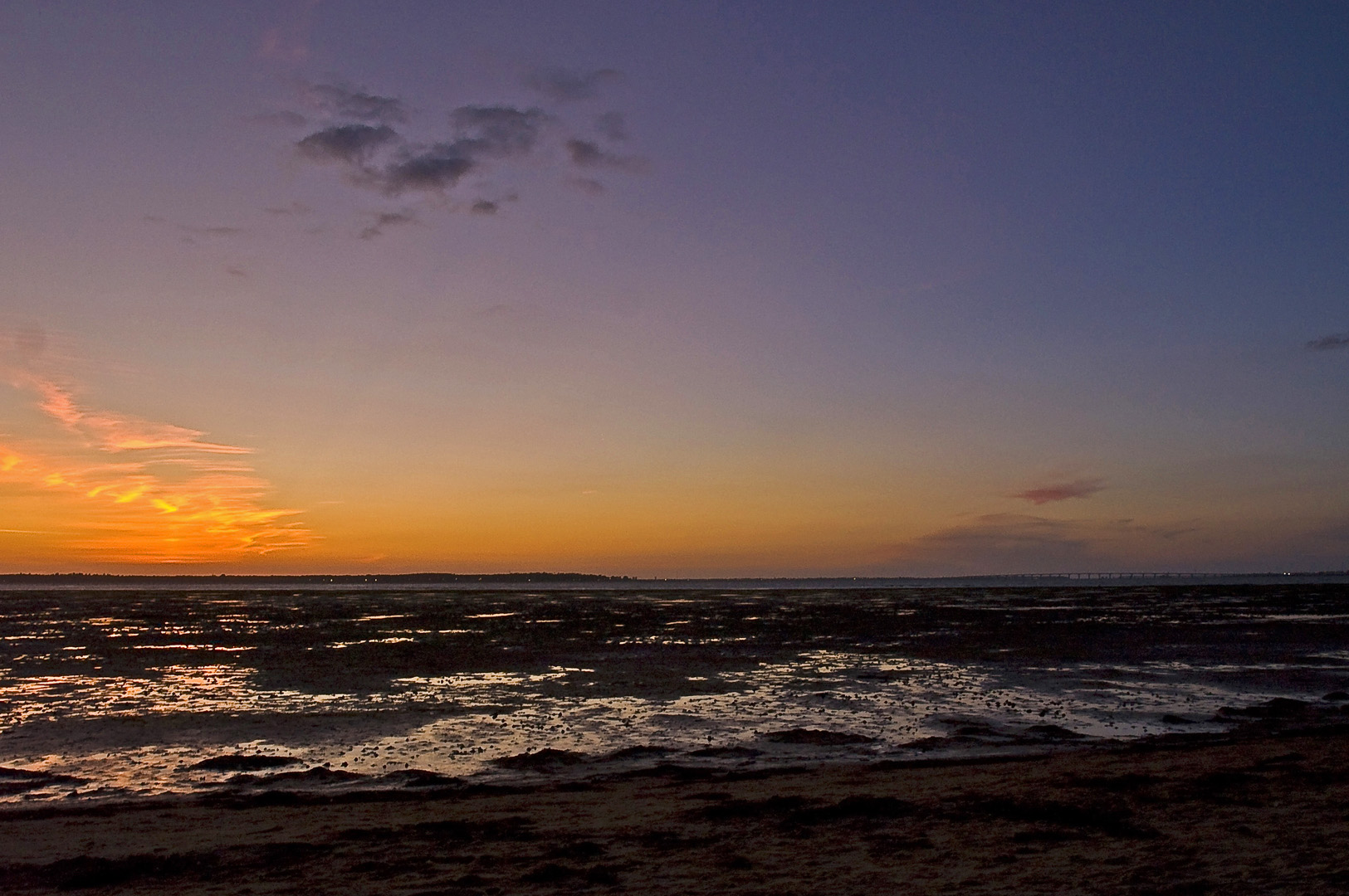 La plage de Ronce-les-Bains à marée basse après le coucher du soleil