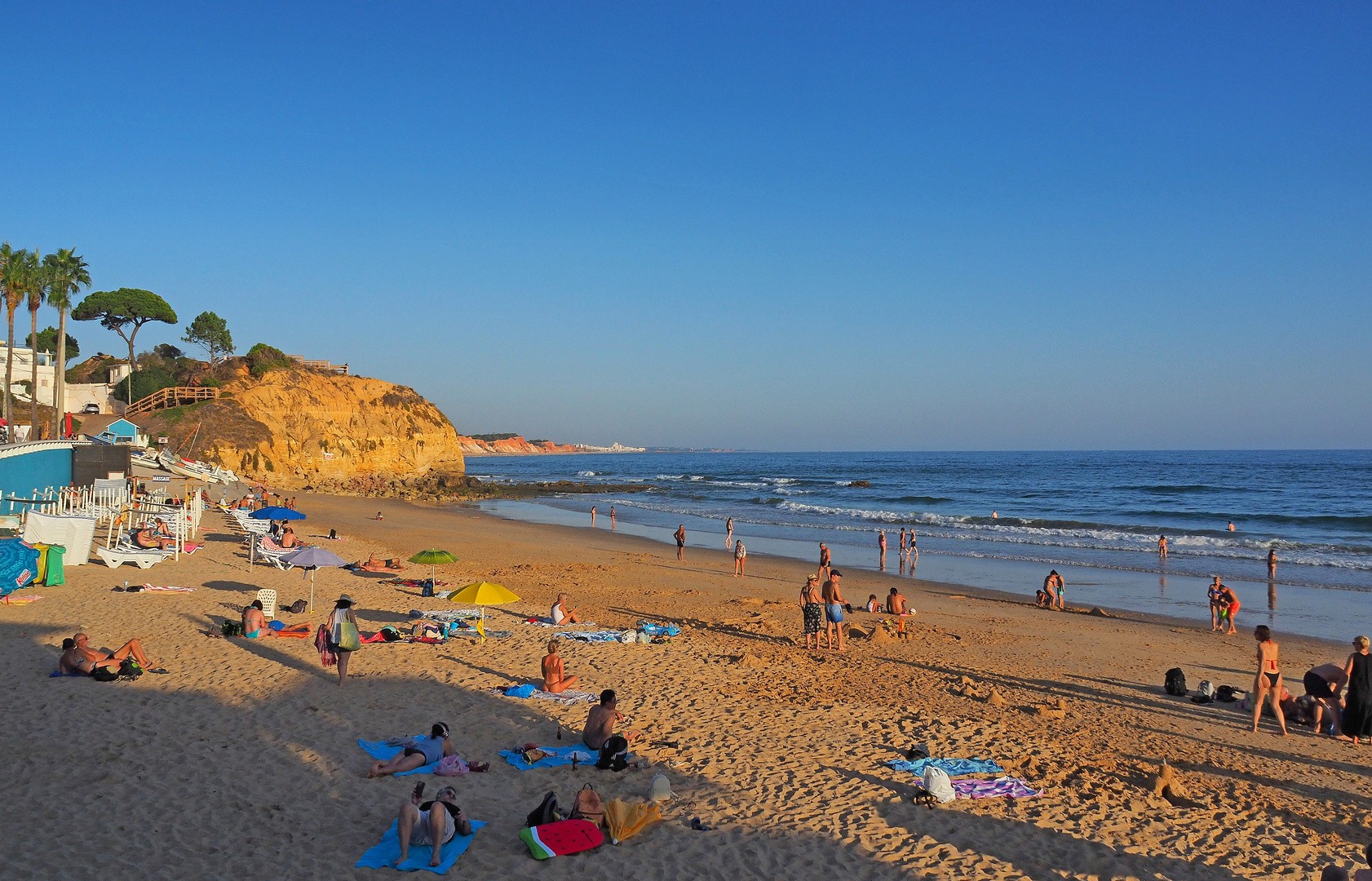 La plage d’Olhos de Agua en fin d’après-midi