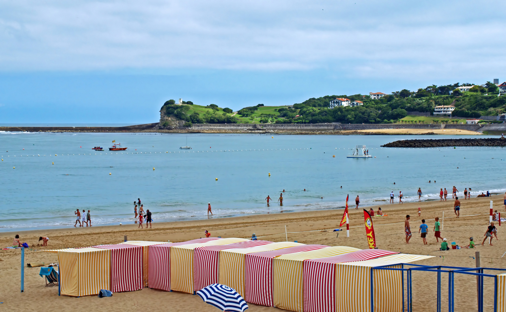 La plage le matin avant la ruée -- Saint-Jean-de-Luz -- Der Strand morgens vor dem Ansturm.