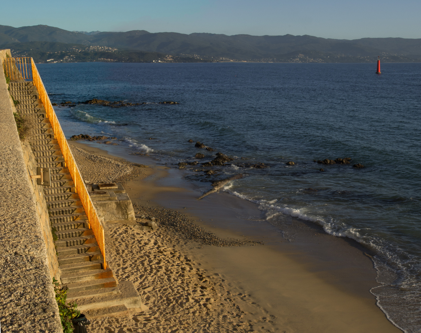 la plage sous l'escalier 1